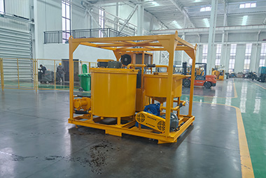 Bentonite station with mixer