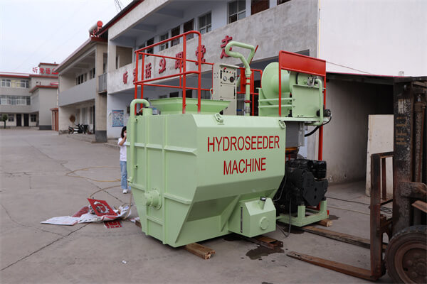 China supplies small hydroseeders for highway greening spraying seeds