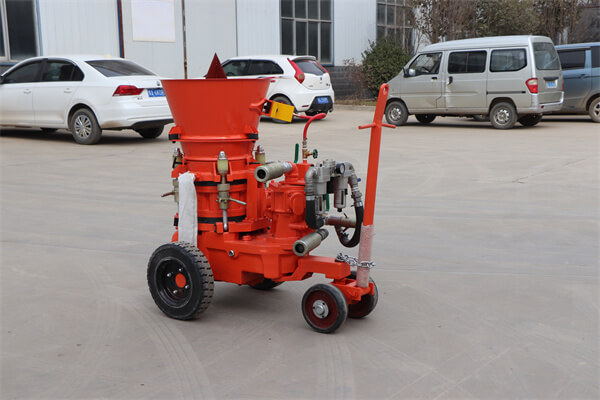 Refractory gunite machine for refractory installation